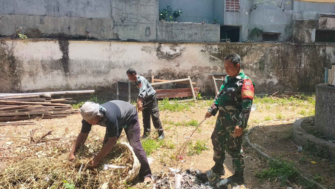 Cegah Kebakaran, Babinsa Kemlayan Himbau Warga Agar Tidak Bakar Sampah Sembarangan